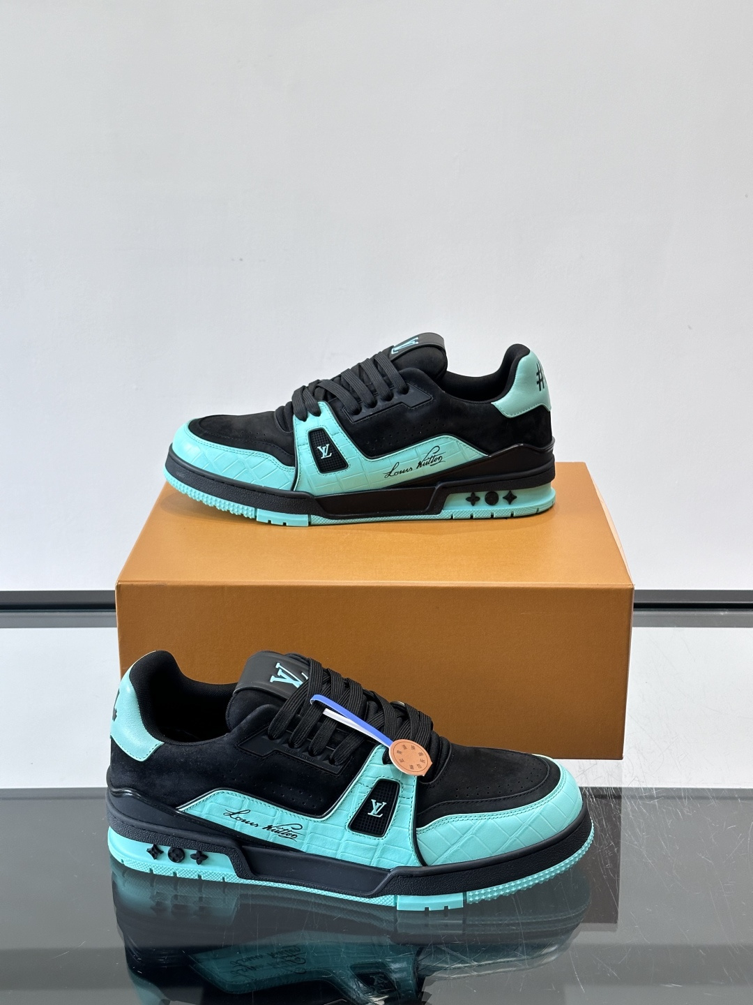 驴家 新配色 trainer运动鞋，本款 LV Trainer 运动鞋取材柔软粒面小牛皮，呈现纯净色调，