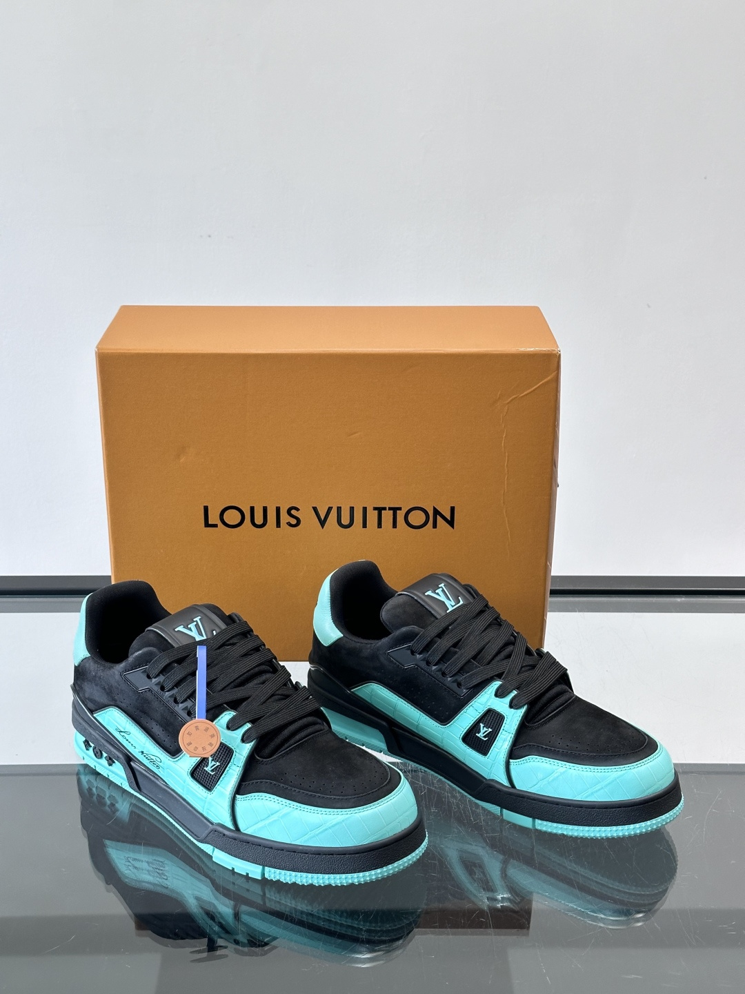 驴家 新配色 trainer运动鞋，本款 LV Trainer 运动鞋取材柔软粒面小牛皮，呈现纯净色调，