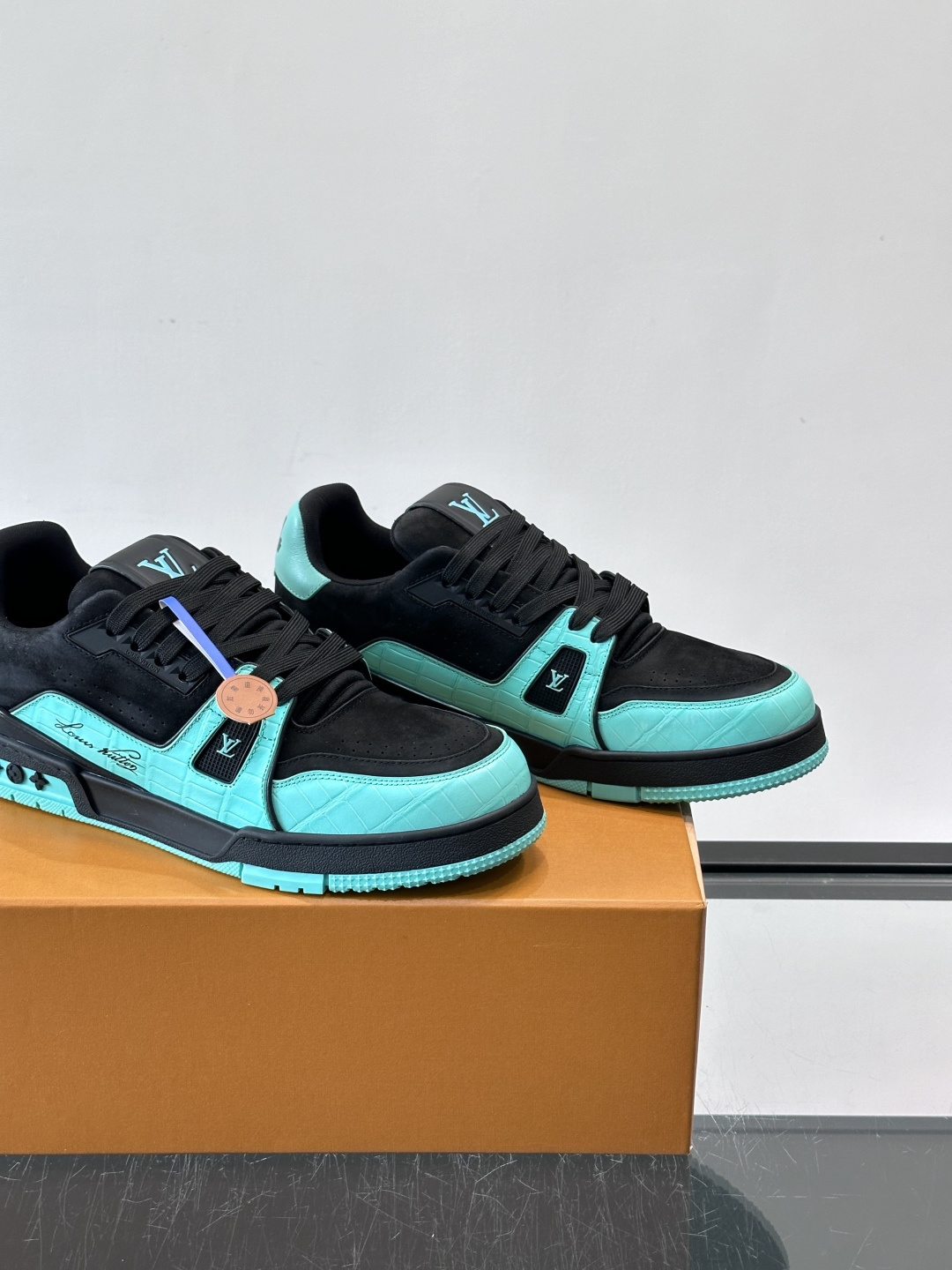 驴家 新配色 trainer运动鞋，本款 LV Trainer 运动鞋取材柔软粒面小牛皮，呈现纯净色调，