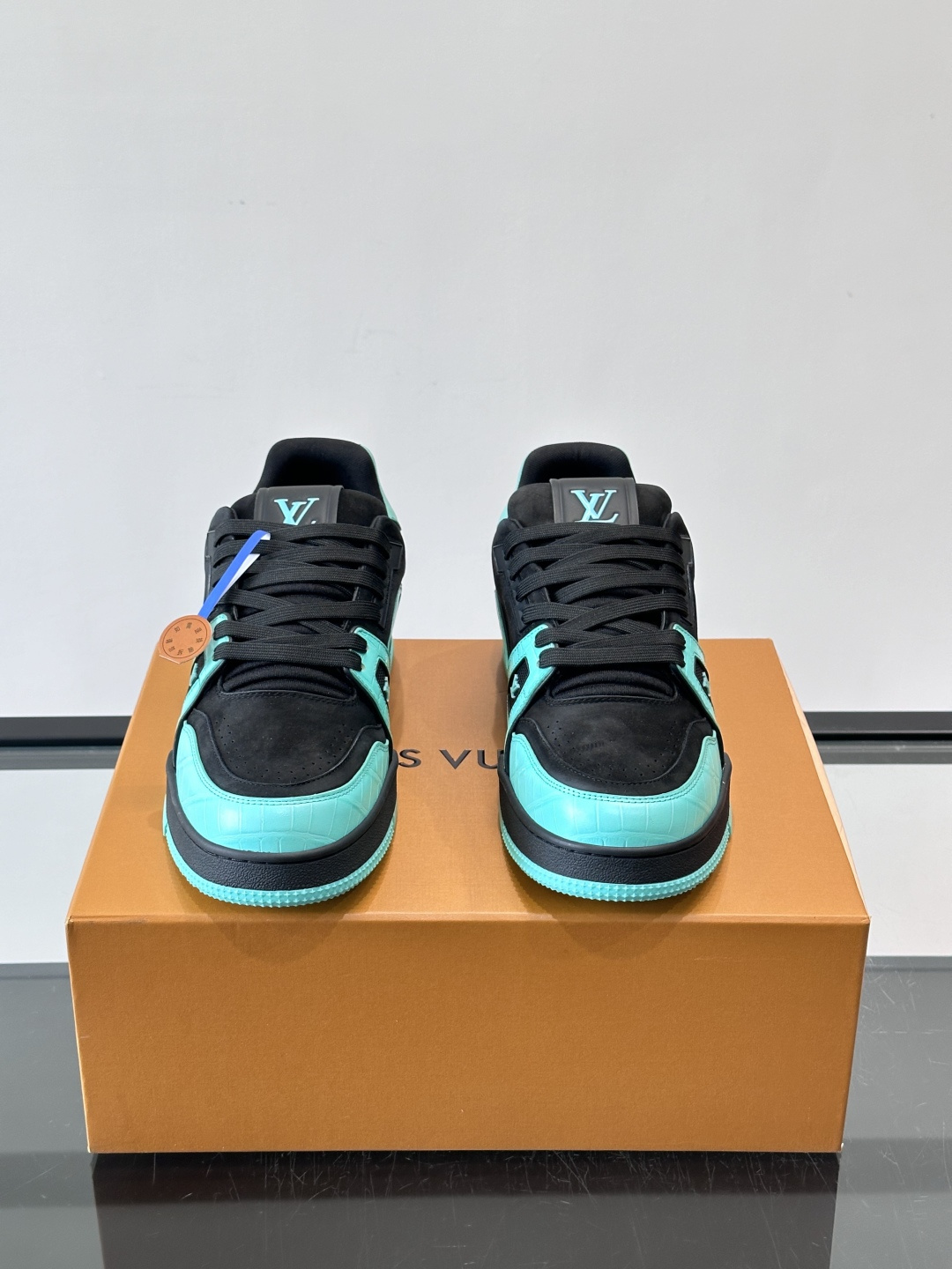 驴家 新配色 trainer运动鞋，本款 LV Trainer 运动鞋取材柔软粒面小牛皮，呈现纯净色调，