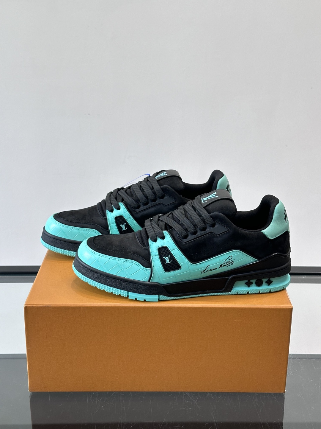 驴家 新配色 trainer运动鞋，本款 LV Trainer 运动鞋取材柔软粒面小牛皮，呈现纯净色调，