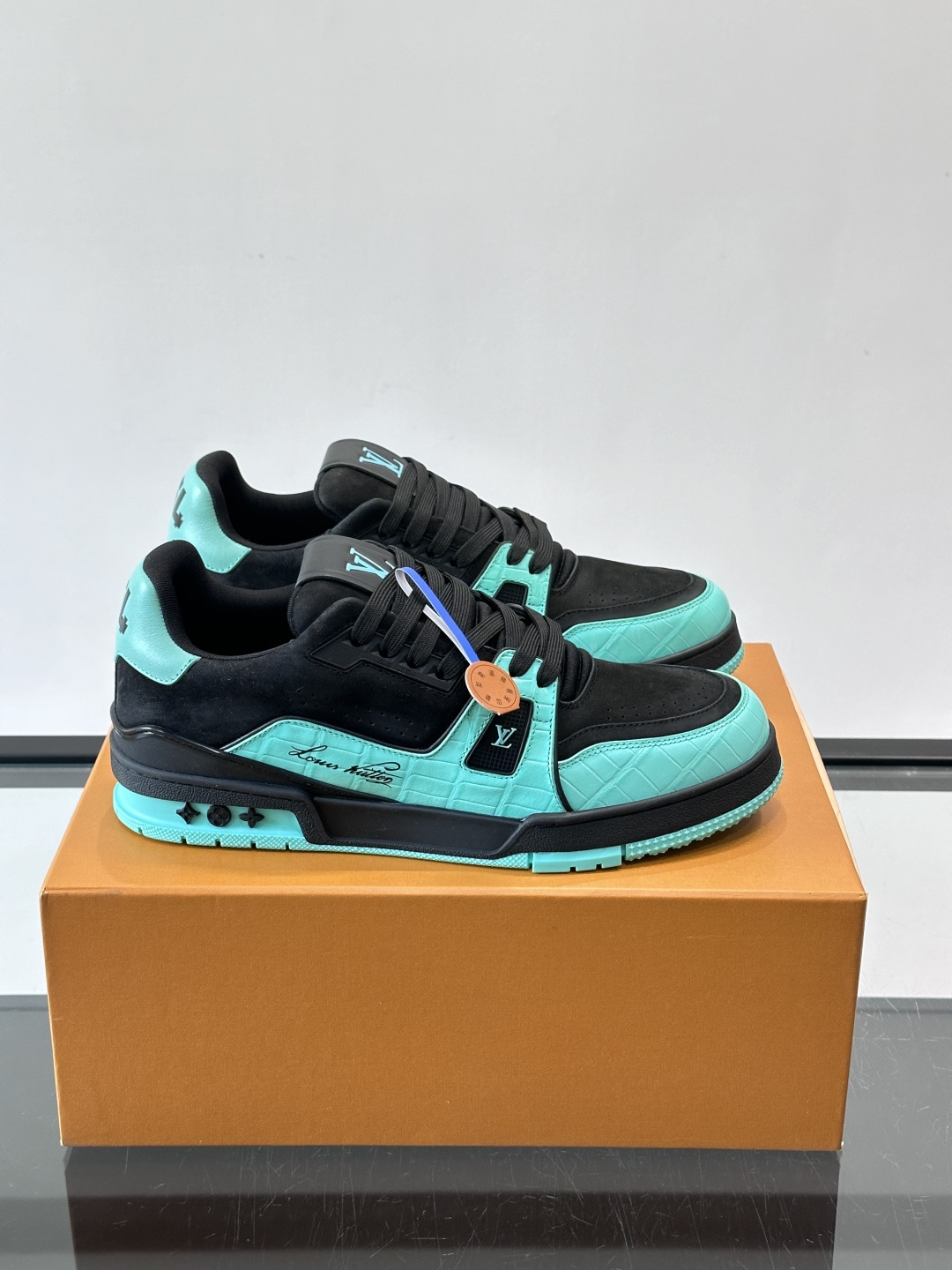 驴家 新配色 trainer运动鞋，本款 LV Trainer 运动鞋取材柔软粒面小牛皮，呈现纯净色调，