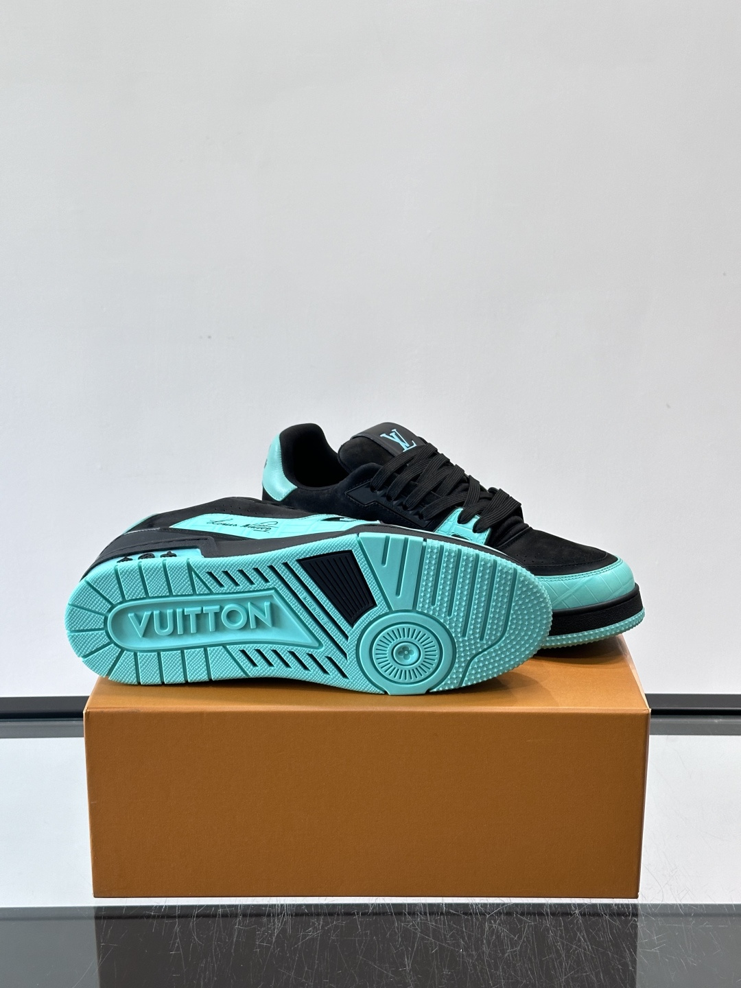 驴家 新配色 trainer运动鞋，本款 LV Trainer 运动鞋取材柔软粒面小牛皮，呈现纯净色调，