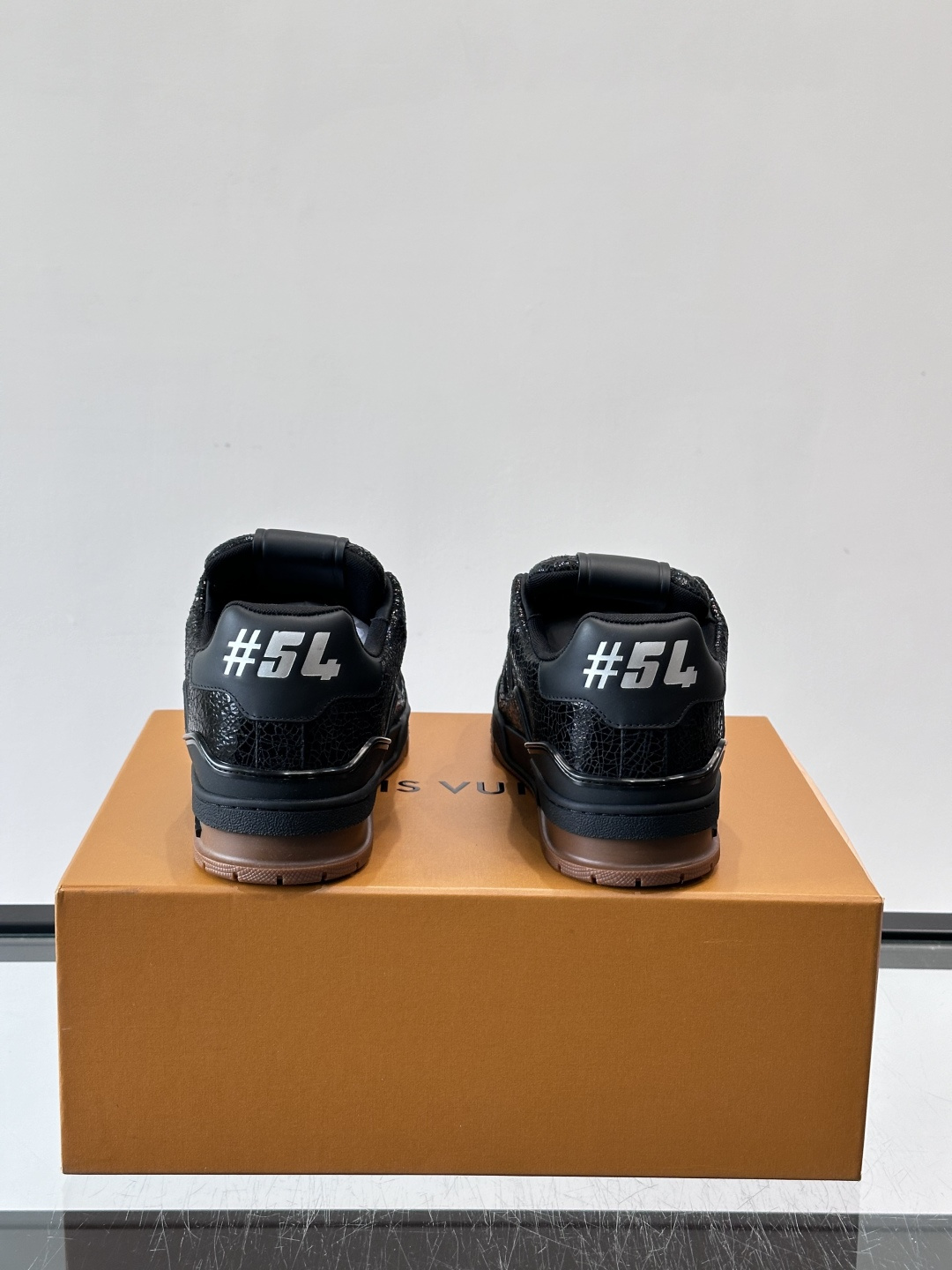 驴家 新配色 trainer运动鞋，本款 LV Trainer 运动鞋取材柔软粒面小牛皮，呈现纯净色调，