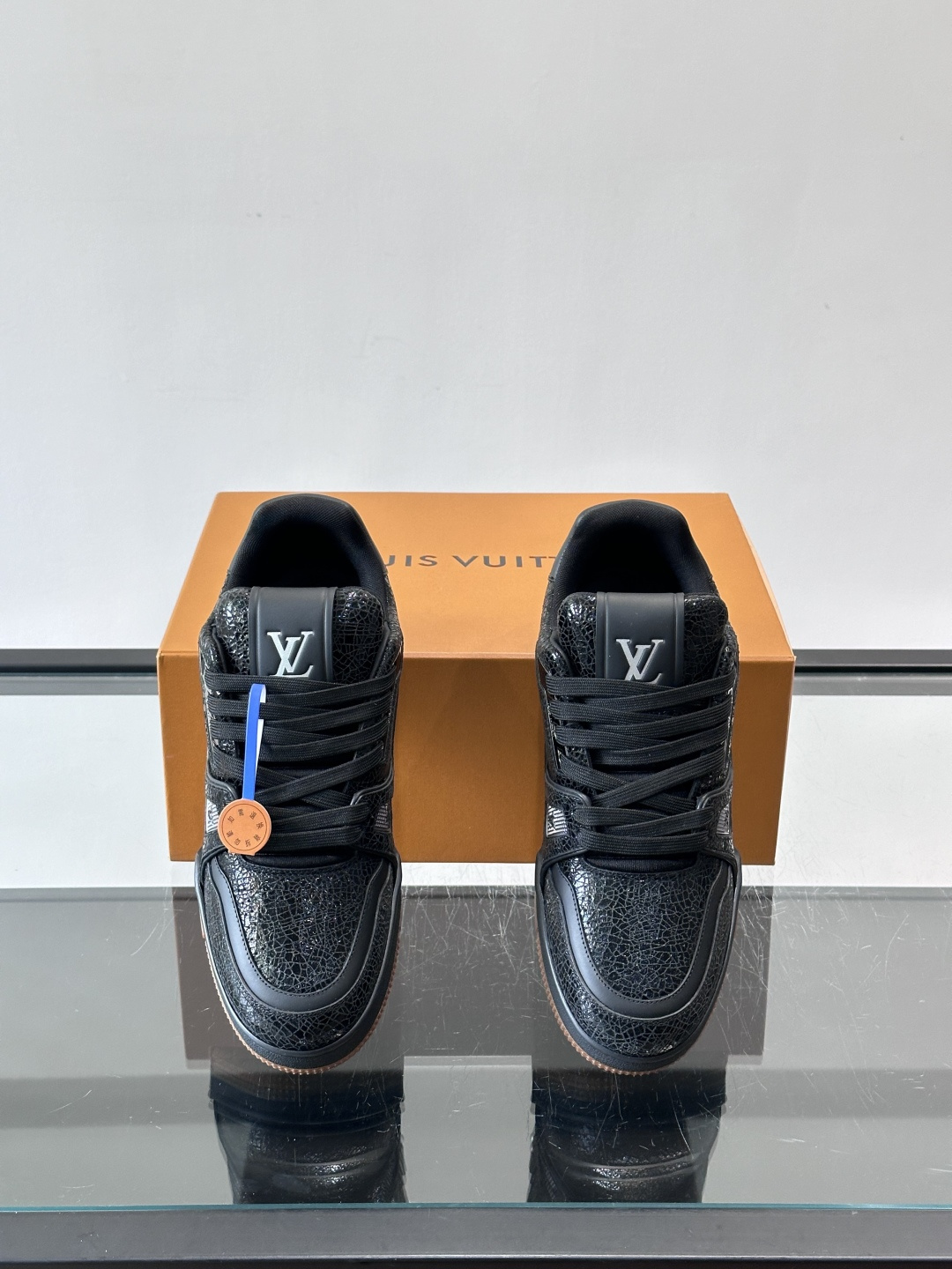 驴家 新配色 trainer运动鞋，本款 LV Trainer 运动鞋取材柔软粒面小牛皮，呈现纯净色调，