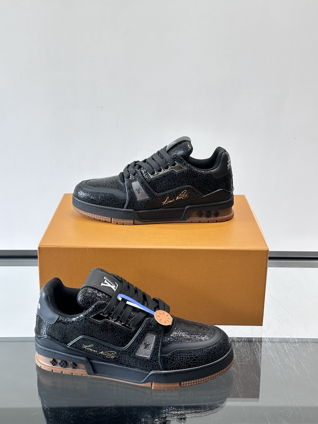 驴家 新配色 trainer运动鞋，本款 LV Trainer 运动鞋取材柔软粒面小牛皮，呈现纯净色调，