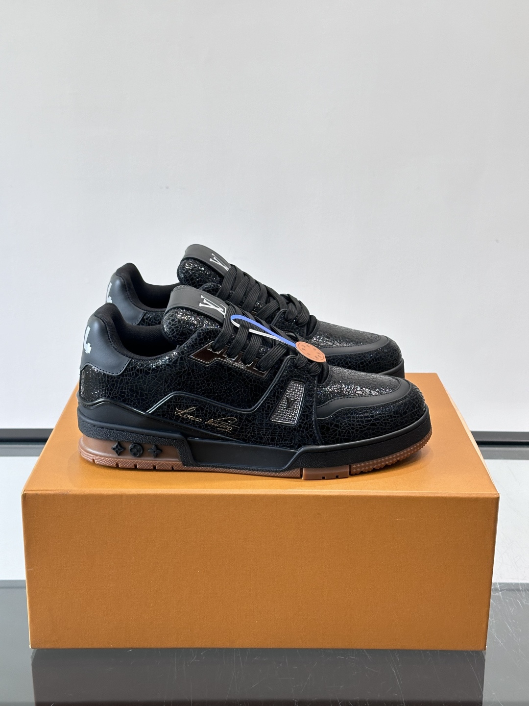 驴家 新配色 trainer运动鞋，本款 LV Trainer 运动鞋取材柔软粒面小牛皮，呈现纯净色调，