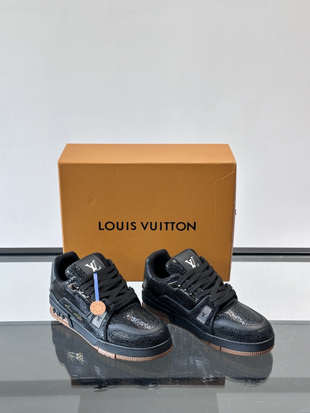 驴家 新配色 trainer运动鞋，本款 LV Trainer 运动鞋取材柔软粒面小牛皮，呈现纯净色调，