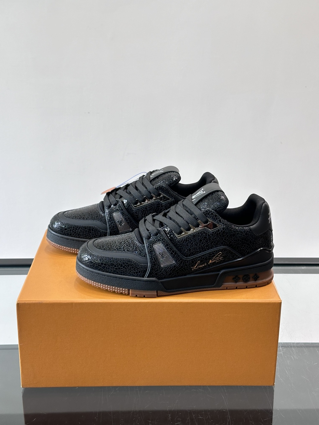 驴家 新配色 trainer运动鞋，本款 LV Trainer 运动鞋取材柔软粒面小牛皮，呈现纯净色调，