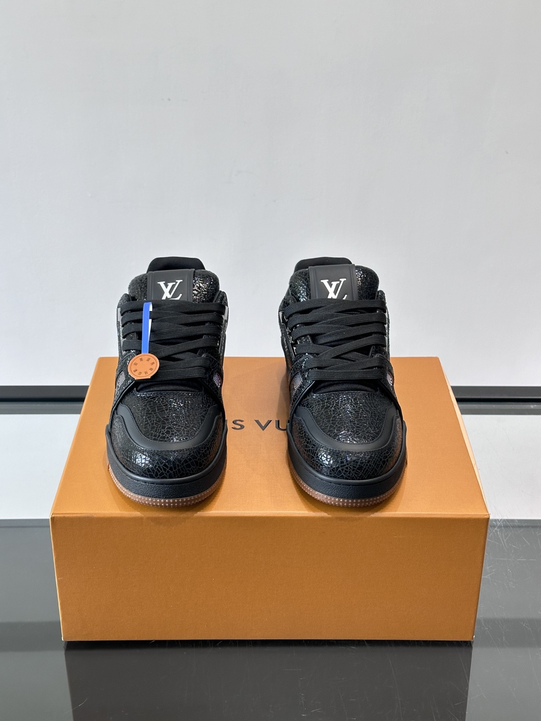 驴家 新配色 trainer运动鞋，本款 LV Trainer 运动鞋取材柔软粒面小牛皮，呈现纯净色调，