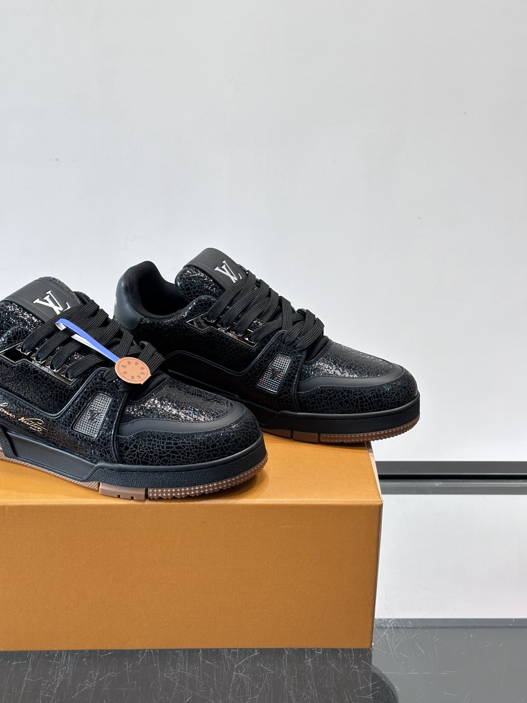 驴家 新配色 trainer运动鞋，本款 LV Trainer 运动鞋取材柔软粒面小牛皮，呈现纯净色调，