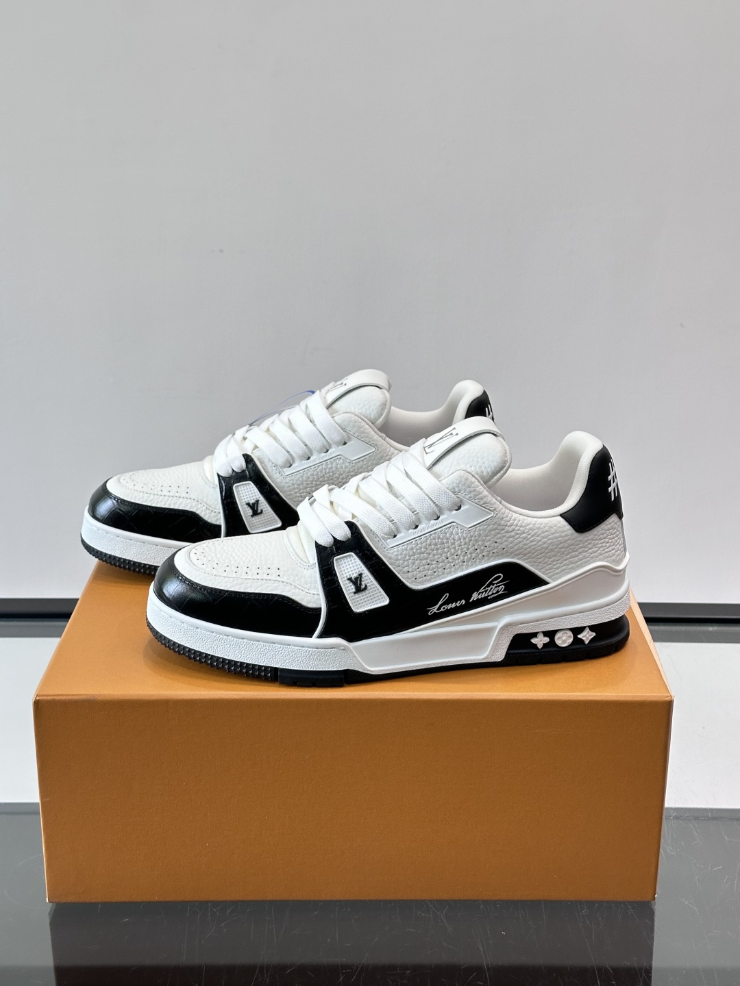 驴家 新配色 trainer运动鞋，本款 LV Trainer 运动鞋取材柔软粒面小牛皮，呈现纯净色调，