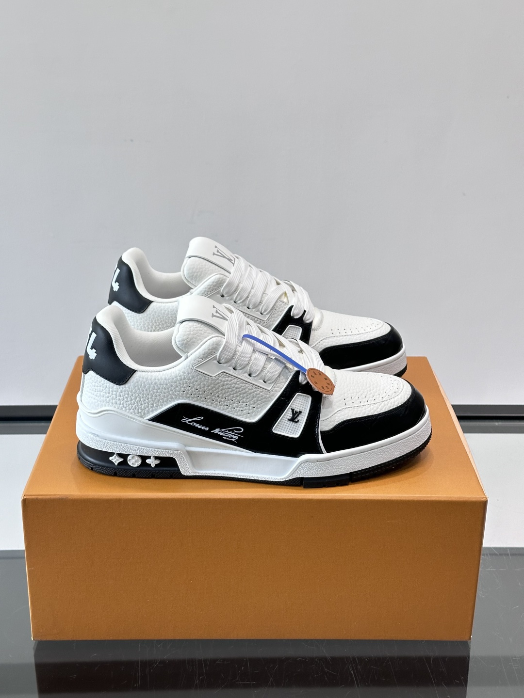NO:729359,Lujia's new color trainer sneakers, this LV Trainer sneaker is made of soft grained calfskin, showing pure colors, the #54 logo on the back traces the brand's birth in 1854, the designer's handwritten brand logo embellishes one side, virgil abloh personally designed it, a very commemorative sneaker, the new LV Louis Vuitton louis vuitton trainer sneaker low casual sports culture versatile basketball shoes, size39-45 (46 custom),, louis  vuitton,louis vuitton,louis vuitton,louis vuitton,louis vuitton,sneakers,cowhide19860909驴家 新配色 trainer运动鞋,本款 LV Trainer 运动鞋取材柔软粒面小牛皮,呈现纯净色调,后部#54标识追溯品牌诞生于1854年,设计师手写体品牌标识点缀一侧,virgil abloh亲自操刀设计,非常具有纪念价值的一款运动鞋,全新lv路易威登louis vuitton trainer sneaker low休闲运动文化百搭篮球板鞋 ,size39-45（46定制）,,louis vuitton,louis vuitton,louis vuitton,louis vuitton,louis vuitton,sneakers,cowhide,Men's shoes