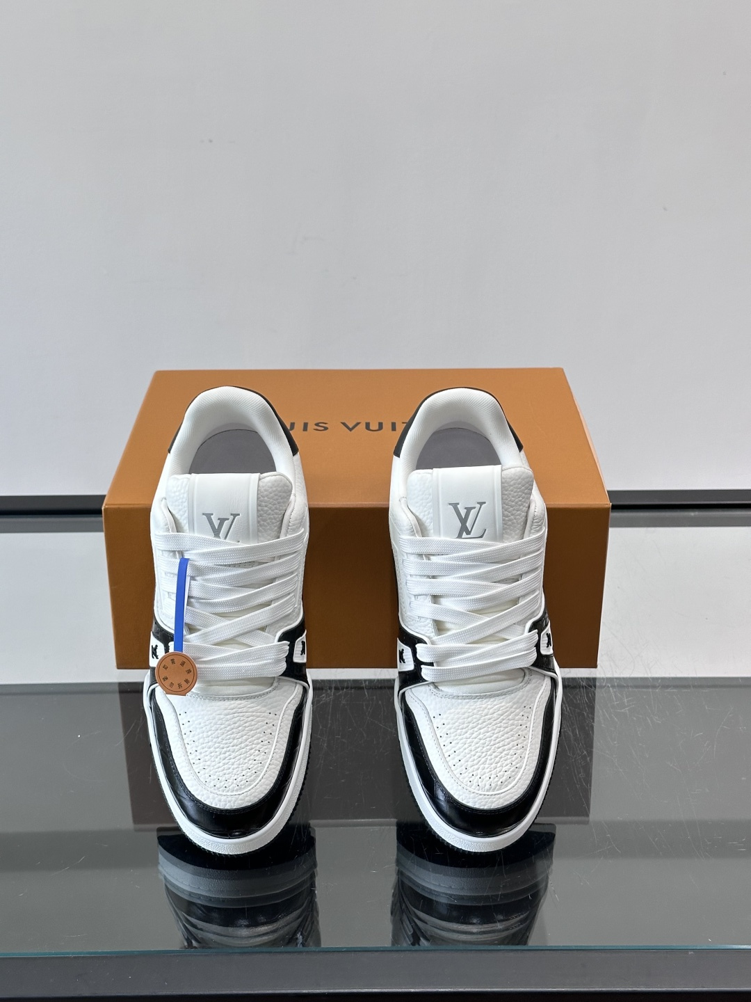 驴家 新配色 trainer运动鞋，本款 LV Trainer 运动鞋取材柔软粒面小牛皮，呈现纯净色调，