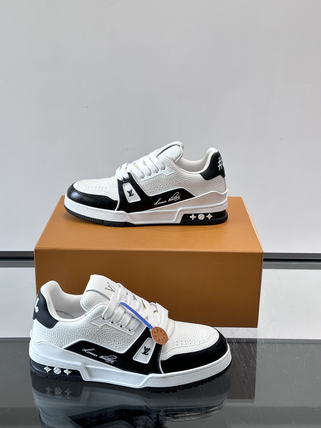 驴家 新配色 trainer运动鞋，本款 LV Trainer 运动鞋取材柔软粒面小牛皮，呈现纯净色调，