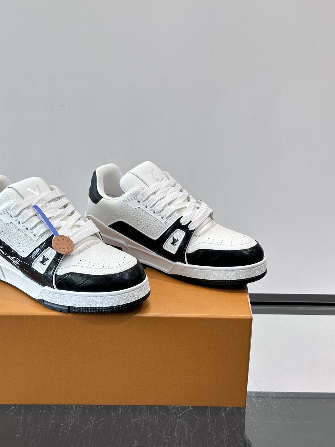 驴家 新配色 trainer运动鞋，本款 LV Trainer 运动鞋取材柔软粒面小牛皮，呈现纯净色调，