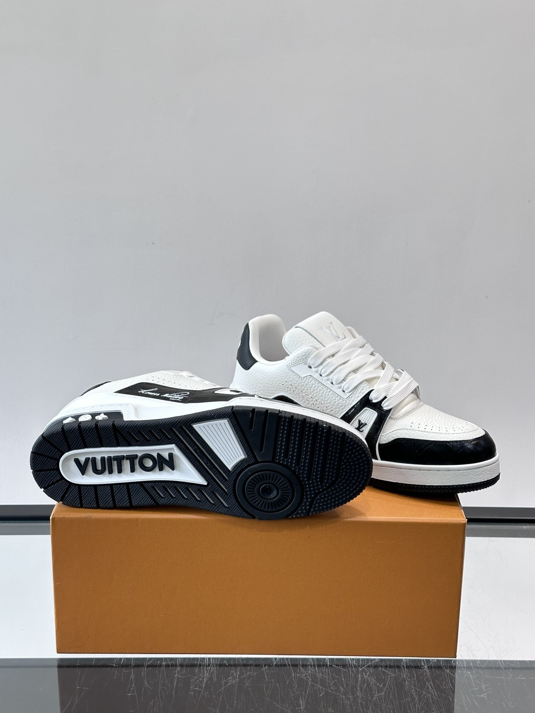 驴家 新配色 trainer运动鞋，本款 LV Trainer 运动鞋取材柔软粒面小牛皮，呈现纯净色调，