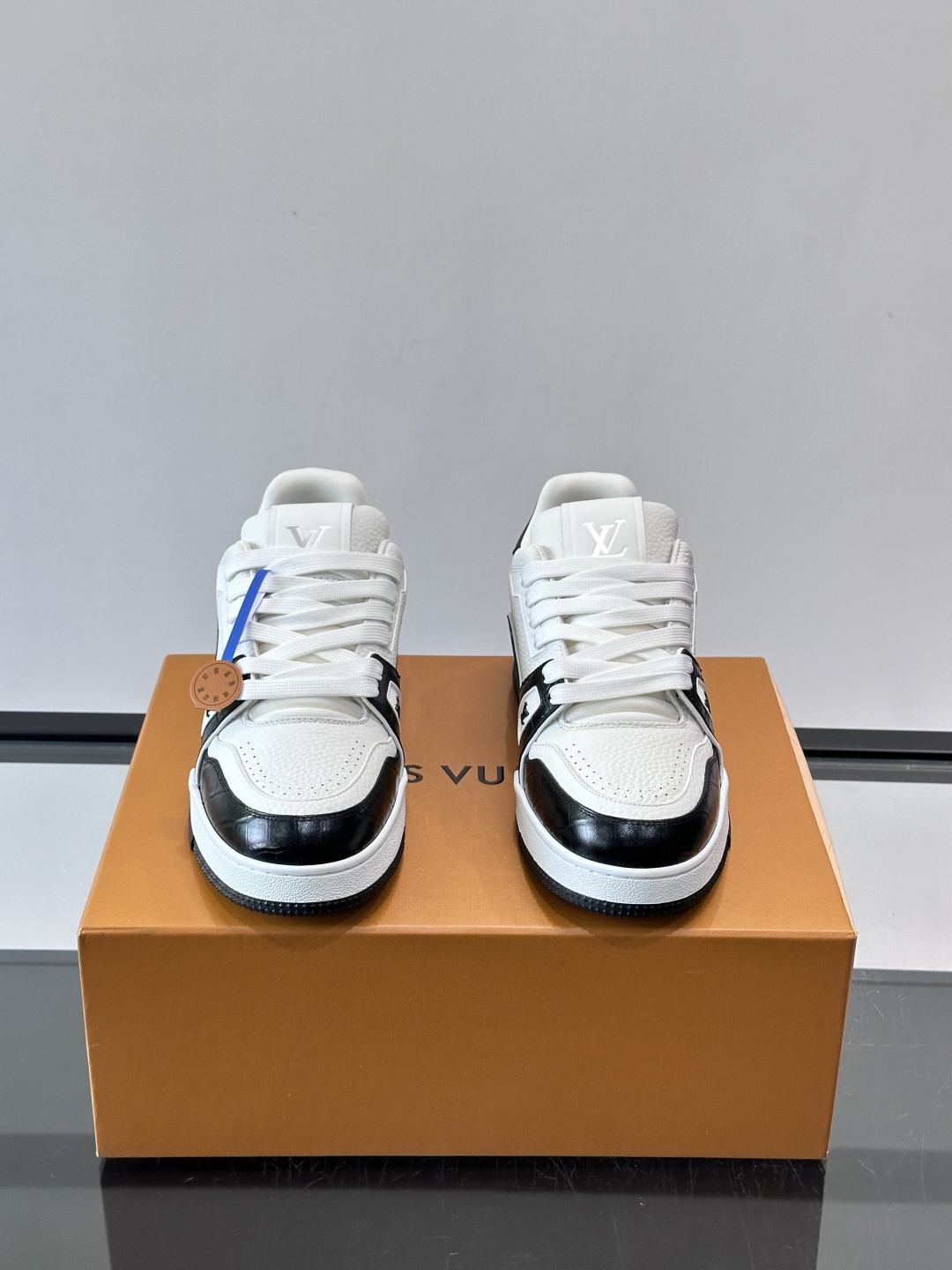 驴家 新配色 trainer运动鞋，本款 LV Trainer 运动鞋取材柔软粒面小牛皮，呈现纯净色调，