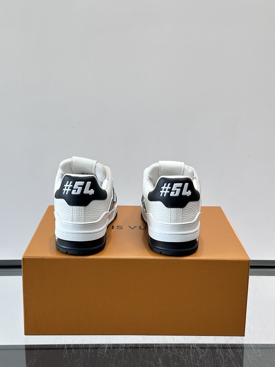 驴家 新配色 trainer运动鞋，本款 LV Trainer 运动鞋取材柔软粒面小牛皮，呈现纯净色调，