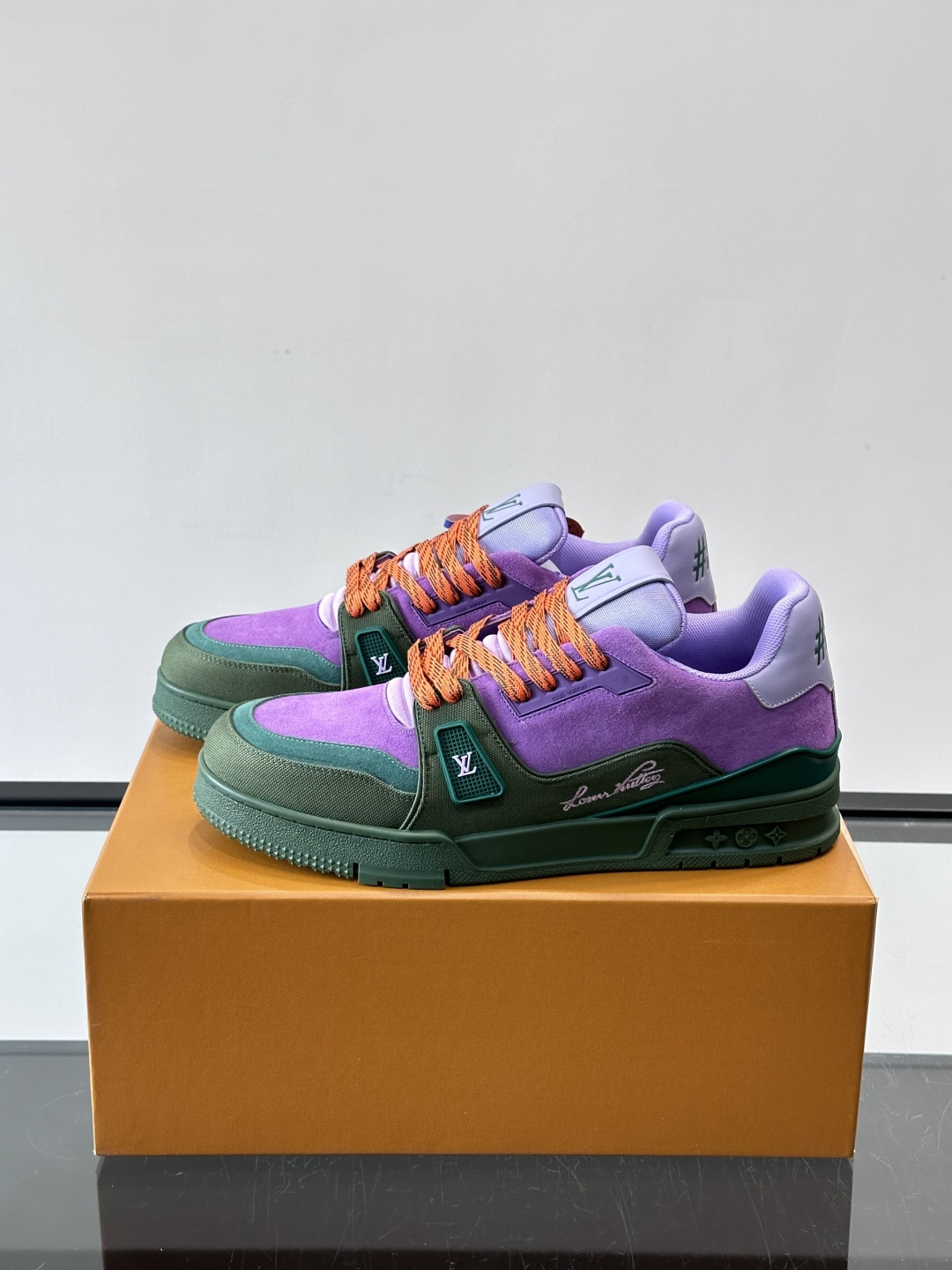 驴家 新配色 trainer运动鞋，本款 LV Trainer 运动鞋取材柔软粒面小牛皮，呈现纯净色调，