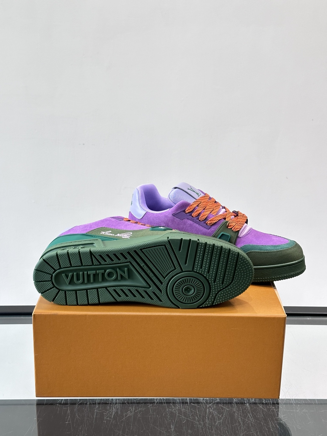 驴家 新配色 trainer运动鞋，本款 LV Trainer 运动鞋取材柔软粒面小牛皮，呈现纯净色调，