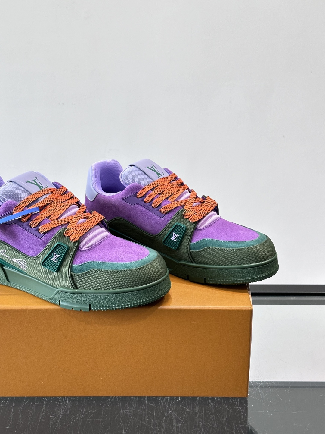 驴家 新配色 trainer运动鞋，本款 LV Trainer 运动鞋取材柔软粒面小牛皮，呈现纯净色调，