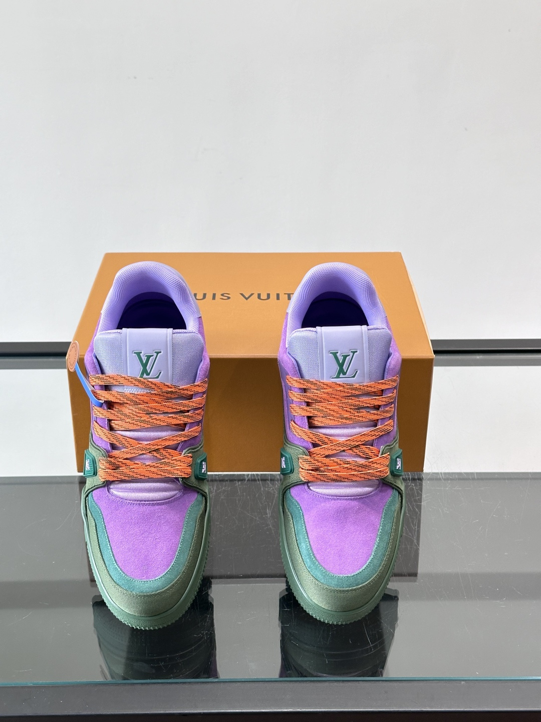 驴家 新配色 trainer运动鞋，本款 LV Trainer 运动鞋取材柔软粒面小牛皮，呈现纯净色调，