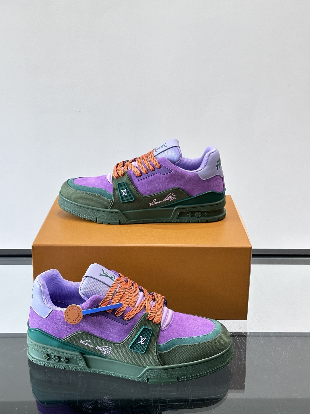 驴家 新配色 trainer运动鞋，本款 LV Trainer 运动鞋取材柔软粒面小牛皮，呈现纯净色调，