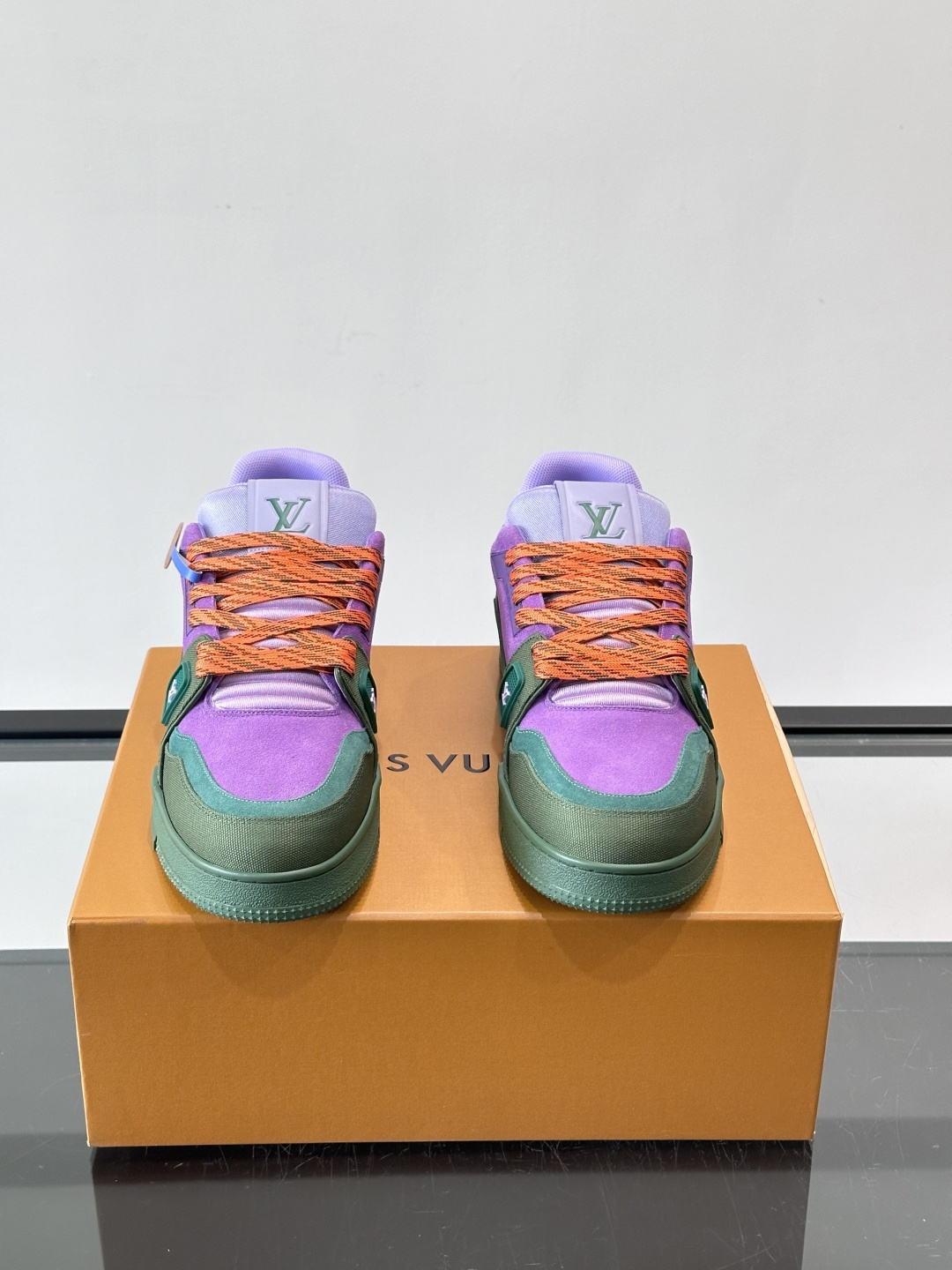 驴家 新配色 trainer运动鞋，本款 LV Trainer 运动鞋取材柔软粒面小牛皮，呈现纯净色调，