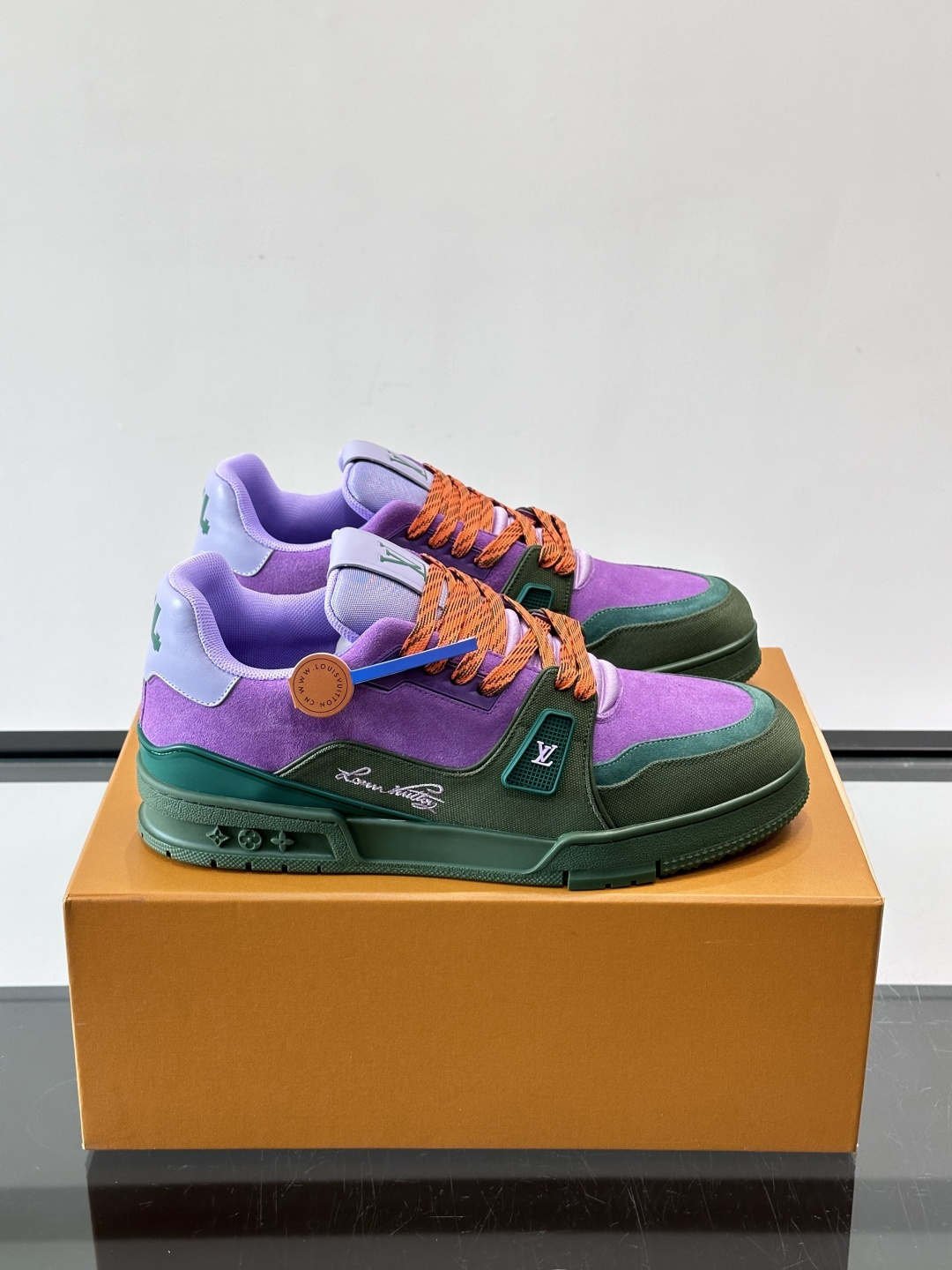 驴家 新配色 trainer运动鞋，本款 LV Trainer 运动鞋取材柔软粒面小牛皮，呈现纯净色调，