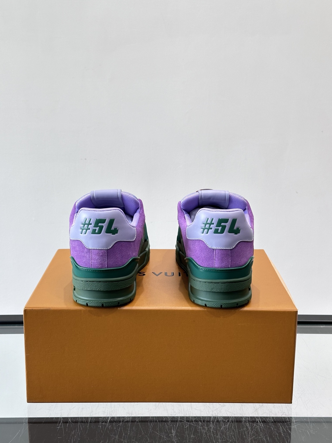 驴家 新配色 trainer运动鞋，本款 LV Trainer 运动鞋取材柔软粒面小牛皮，呈现纯净色调，