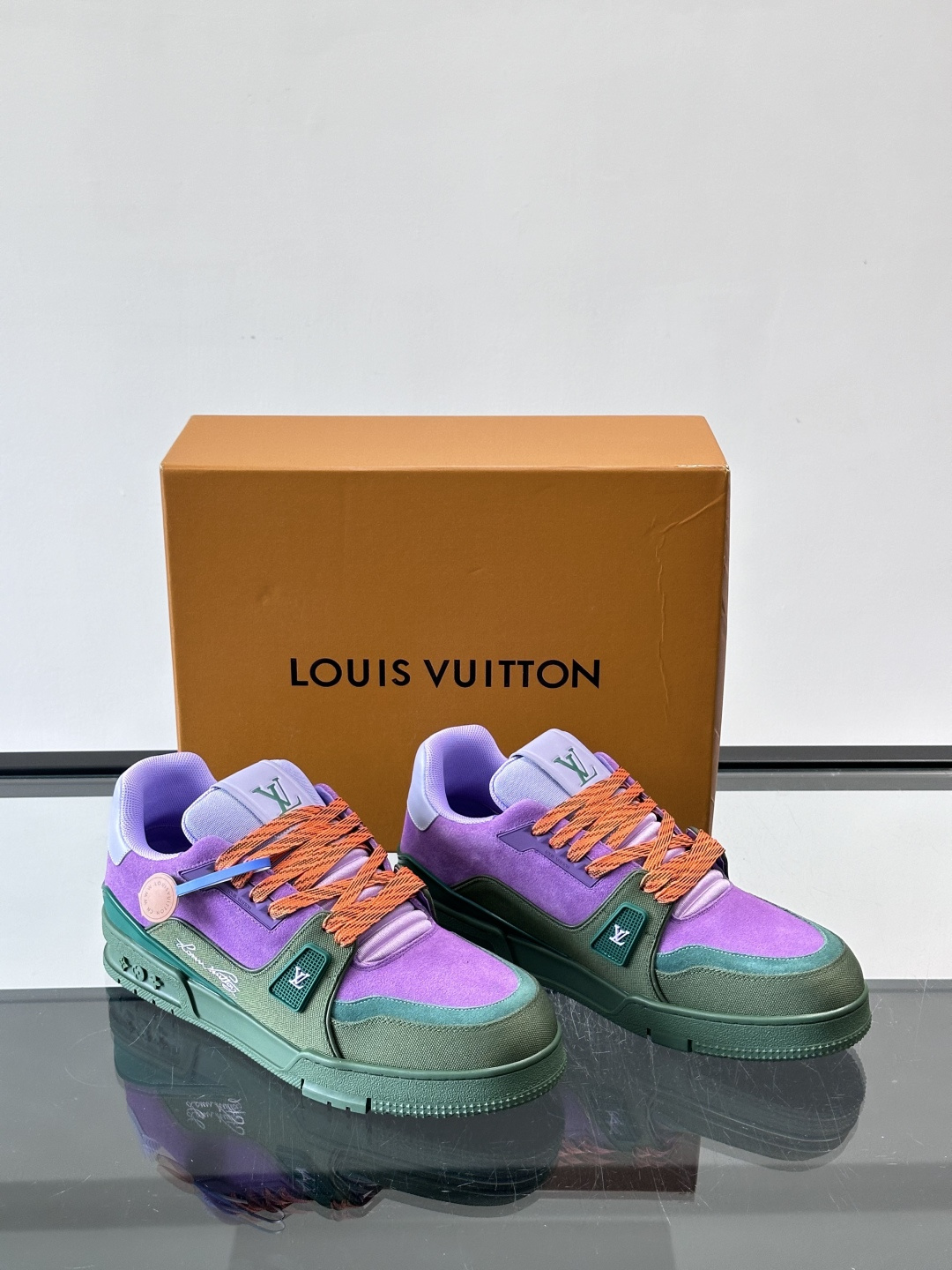 驴家 新配色 trainer运动鞋，本款 LV Trainer 运动鞋取材柔软粒面小牛皮，呈现纯净色调，