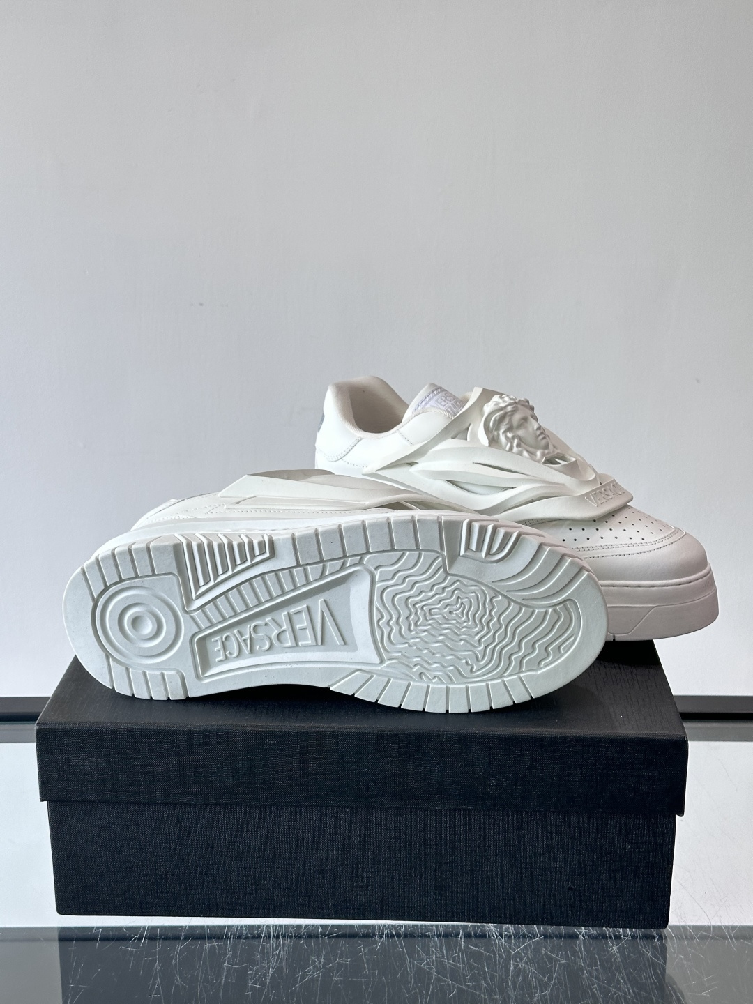 👟范思哲Odissea系列飞船鞋，牛皮➕3D美杜莎浮雕，辨识度超高！鞋面打孔设计，透气又时髦，厚底EVA