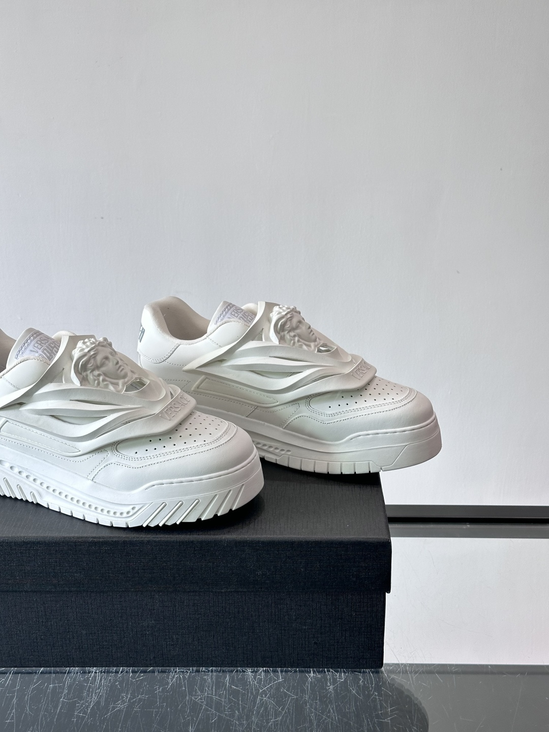 👟范思哲Odissea系列飞船鞋，牛皮➕3D美杜莎浮雕，辨识度超高！鞋面打孔设计，透气又时髦，厚底EVA