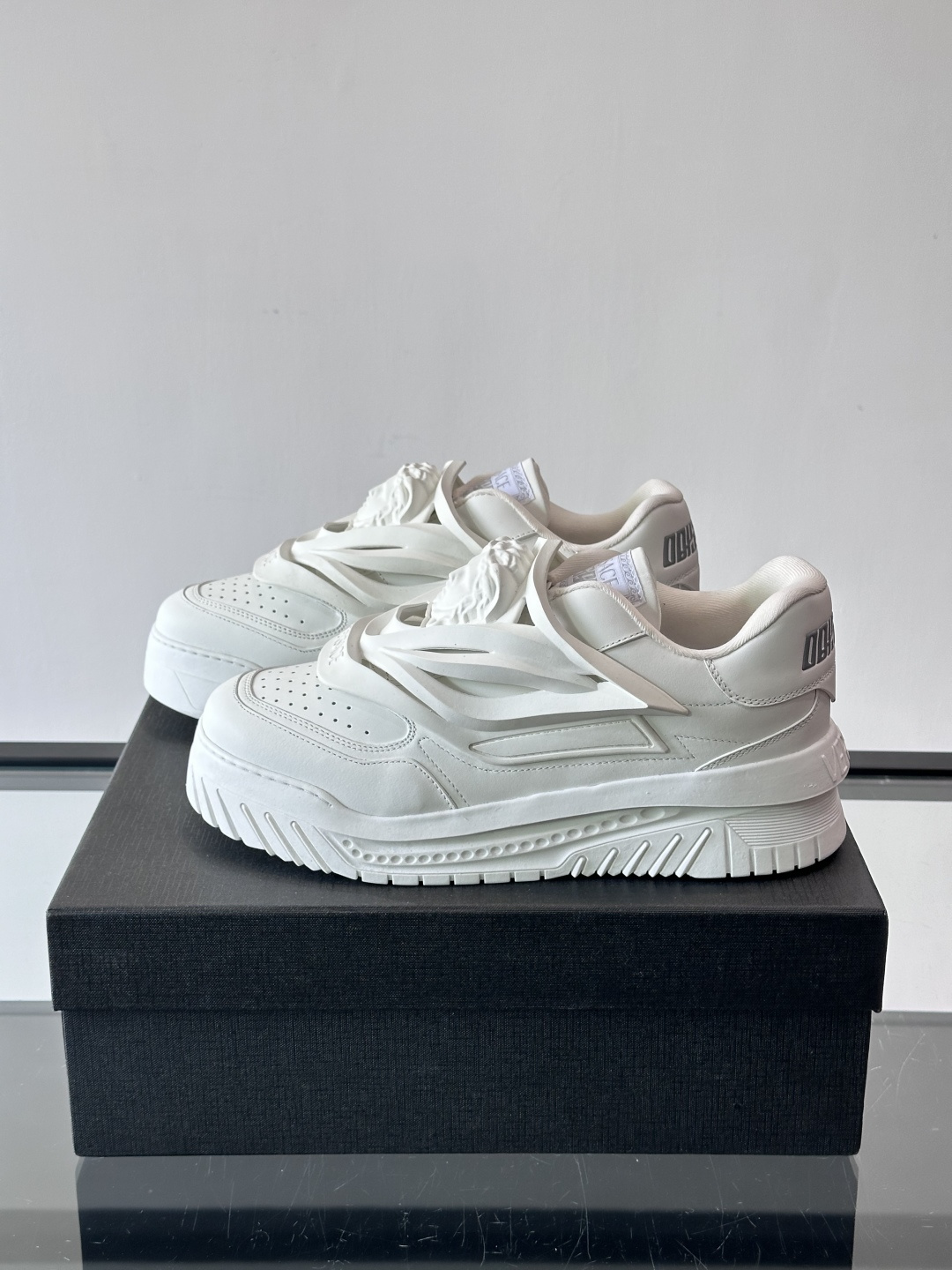 👟范思哲Odissea系列飞船鞋，牛皮➕3D美杜莎浮雕，辨识度超高！鞋面打孔设计，透气又时髦，厚底EVA