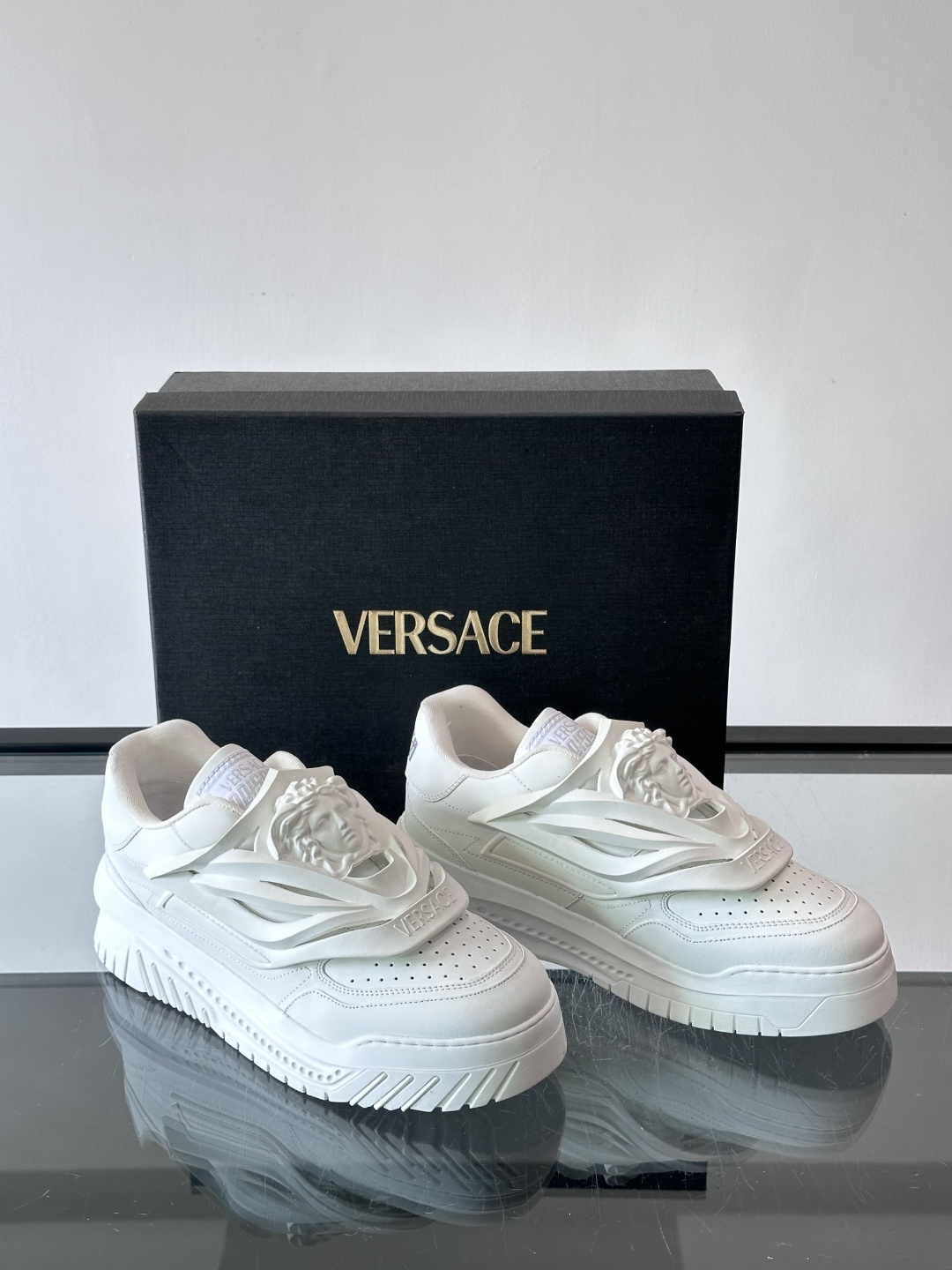 👟范思哲Odissea系列飞船鞋，牛皮➕3D美杜莎浮雕，辨识度超高！鞋面打孔设计，透气又时髦，厚底EVA