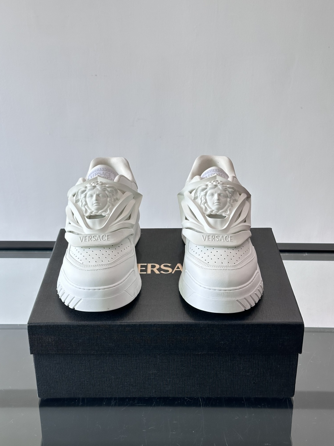 👟范思哲Odissea系列飞船鞋，牛皮➕3D美杜莎浮雕，辨识度超高！鞋面打孔设计，透气又时髦，厚底EVA