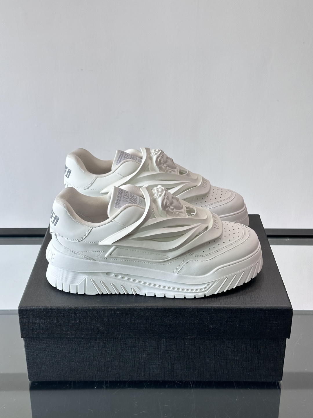 👟范思哲Odissea系列飞船鞋，牛皮➕3D美杜莎浮雕，辨识度超高！鞋面打孔设计，透气又时髦，厚底EVA