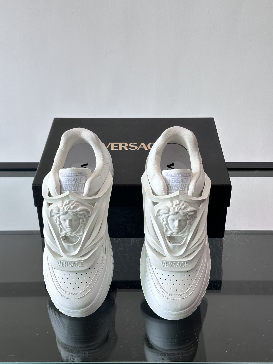 👟范思哲Odissea系列飞船鞋，牛皮➕3D美杜莎浮雕，辨识度超高！鞋面打孔设计，透气又时髦，厚底EVA