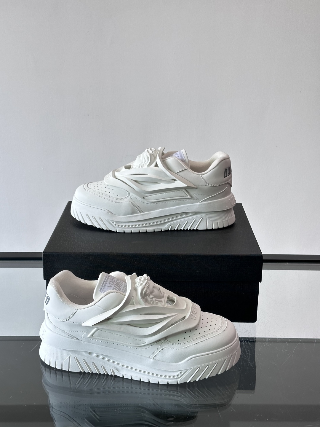 👟范思哲Odissea系列飞船鞋，牛皮➕3D美杜莎浮雕，辨识度超高！鞋面打孔设计，透气又时髦，厚底EVA