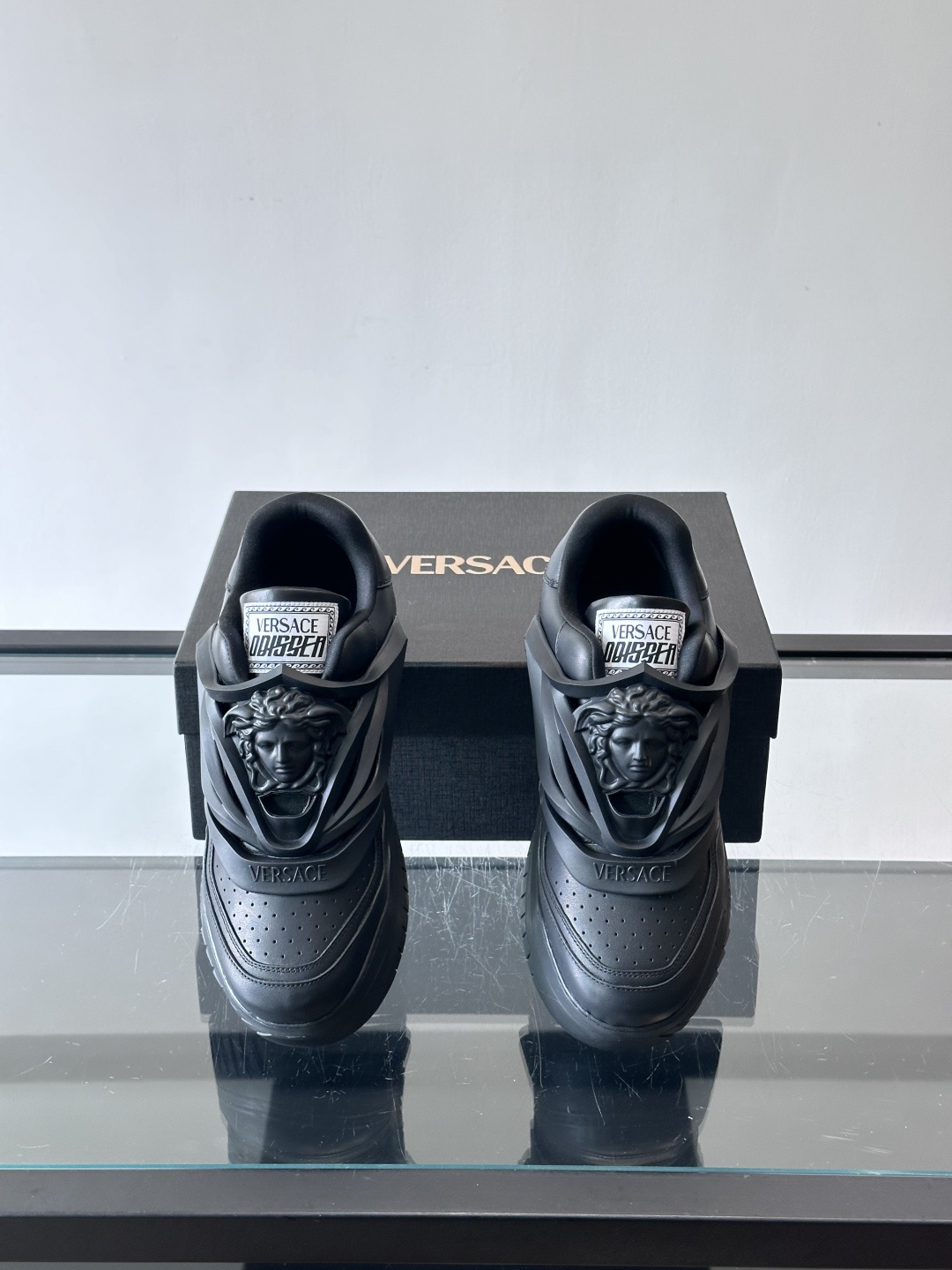 👟范思哲Odissea系列飞船鞋，牛皮➕3D美杜莎浮雕，辨识度超高！鞋面打孔设计，透气又时髦，厚底EVA