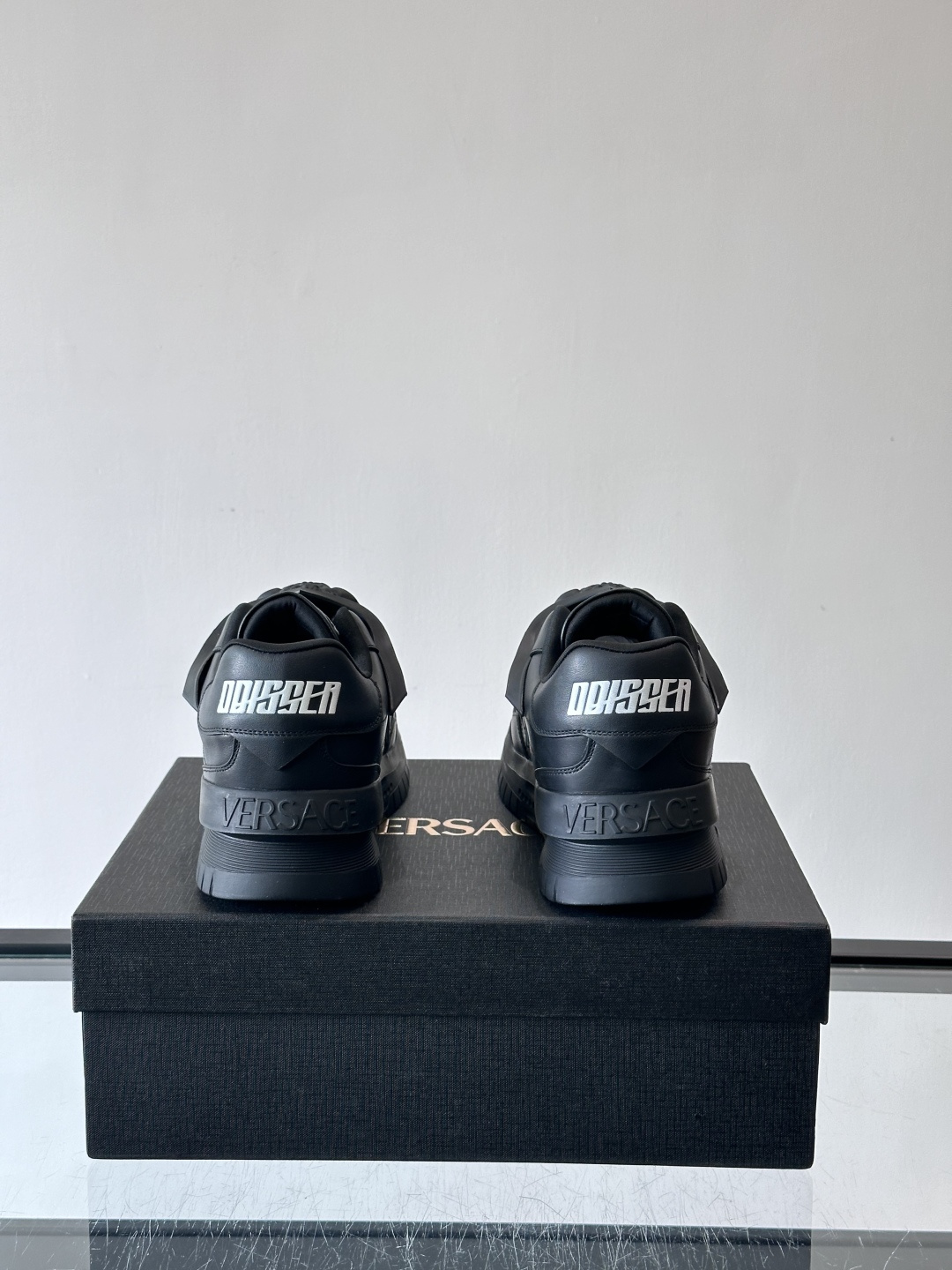 👟范思哲Odissea系列飞船鞋，牛皮➕3D美杜莎浮雕，辨识度超高！鞋面打孔设计，透气又时髦，厚底EVA