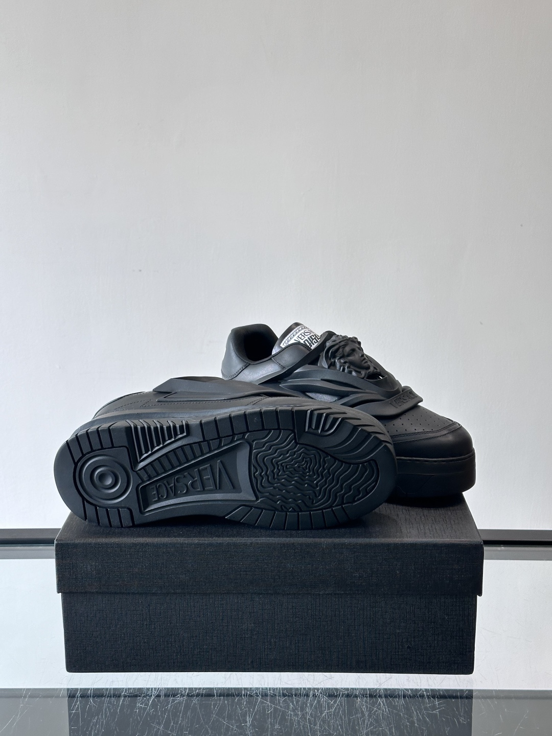 👟范思哲Odissea系列飞船鞋，牛皮➕3D美杜莎浮雕，辨识度超高！鞋面打孔设计，透气又时髦，厚底EVA