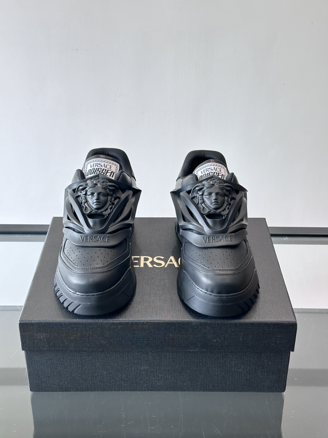 👟范思哲Odissea系列飞船鞋，牛皮➕3D美杜莎浮雕，辨识度超高！鞋面打孔设计，透气又时髦，厚底EVA