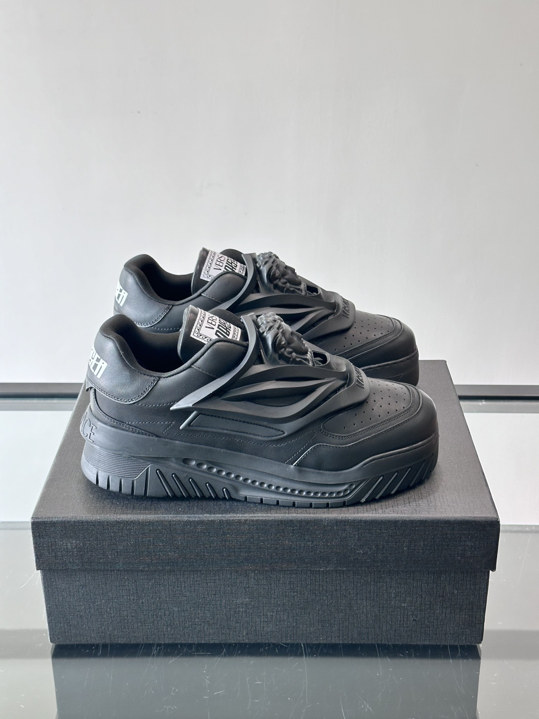 👟范思哲Odissea系列飞船鞋，牛皮➕3D美杜莎浮雕，辨识度超高！鞋面打孔设计，透气又时髦，厚底EVA