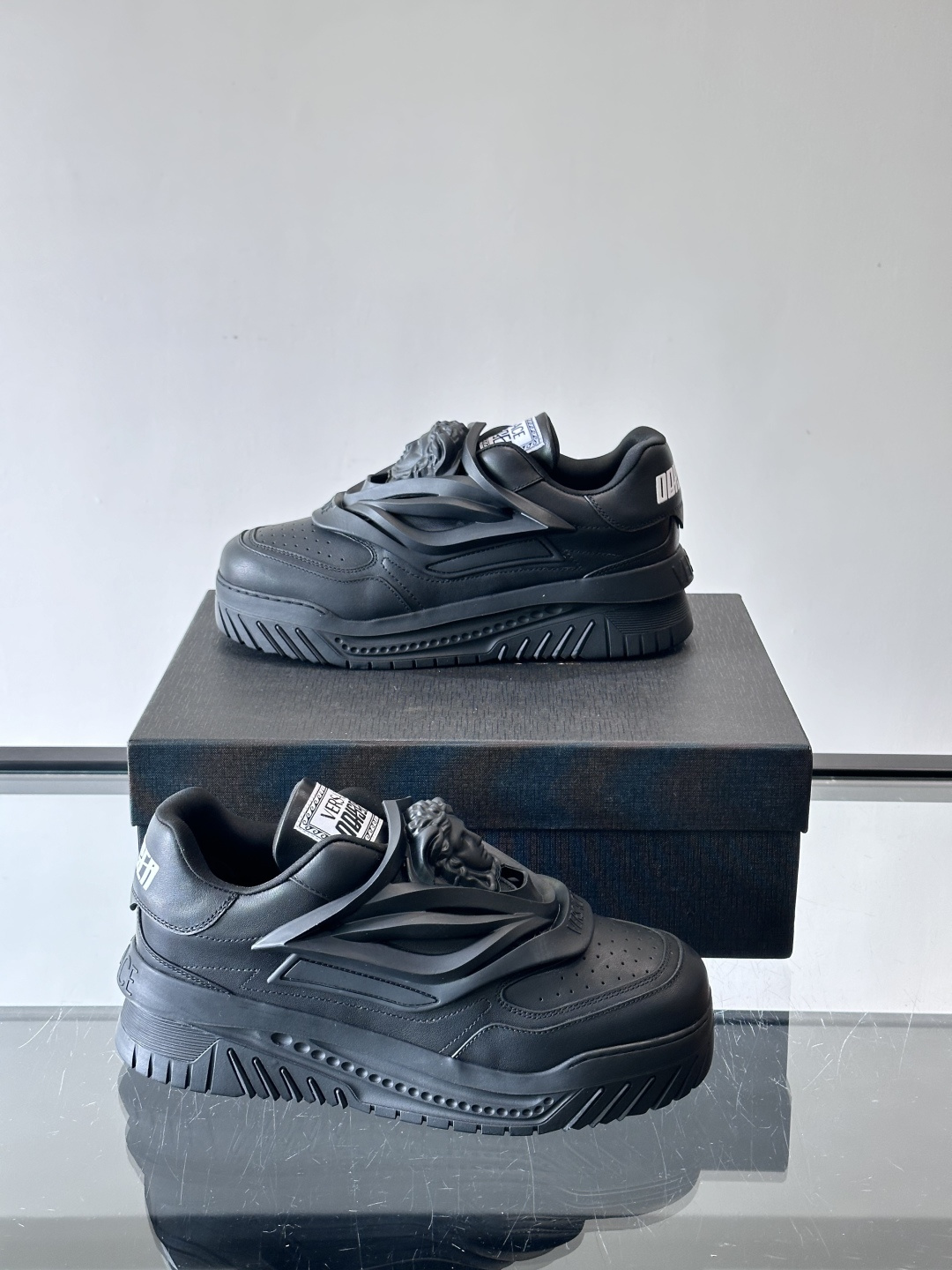 👟范思哲Odissea系列飞船鞋，牛皮➕3D美杜莎浮雕，辨识度超高！鞋面打孔设计，透气又时髦，厚底EVA