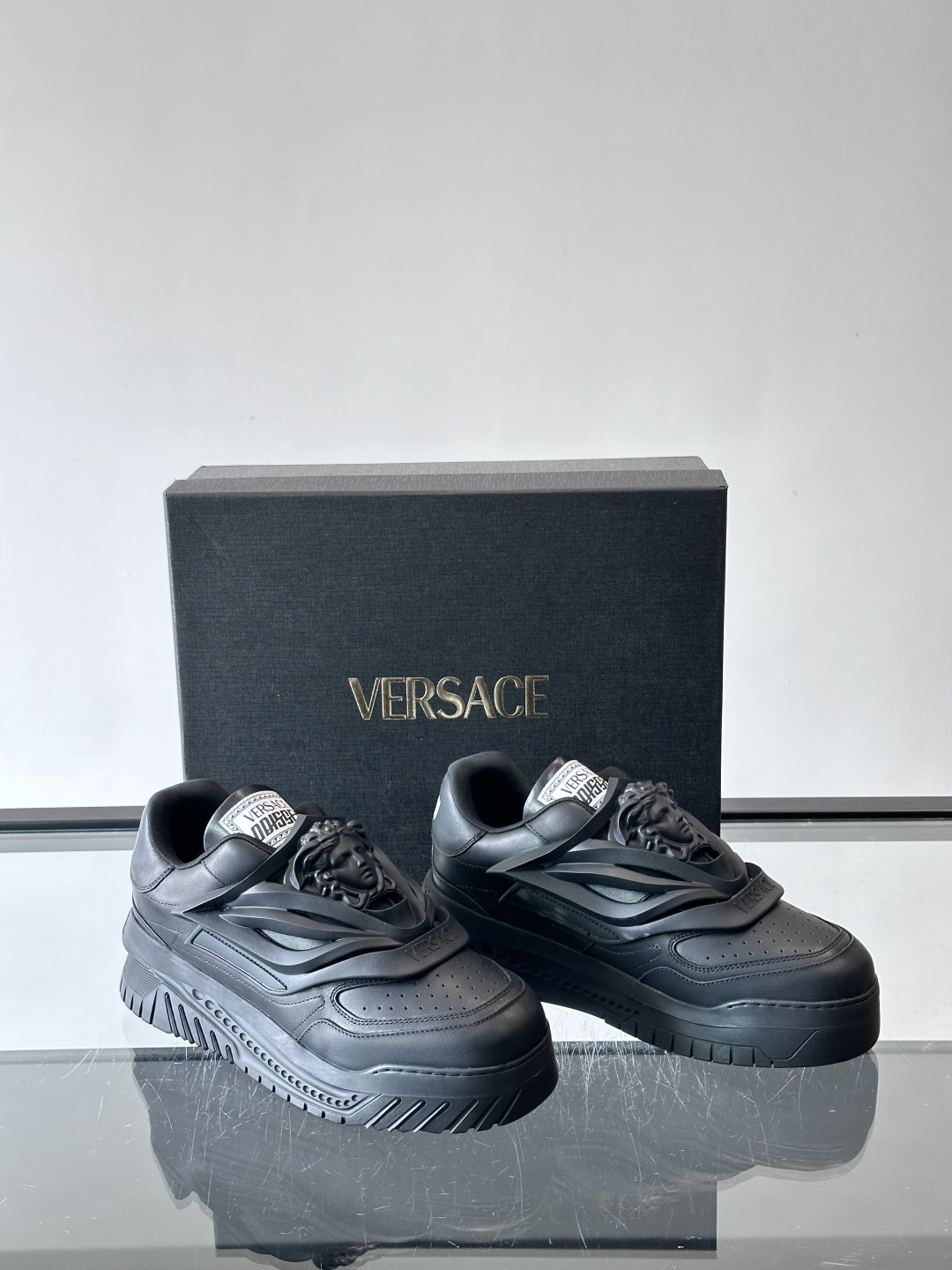 👟范思哲Odissea系列飞船鞋，牛皮➕3D美杜莎浮雕，辨识度超高！鞋面打孔设计，透气又时髦，厚底EVA