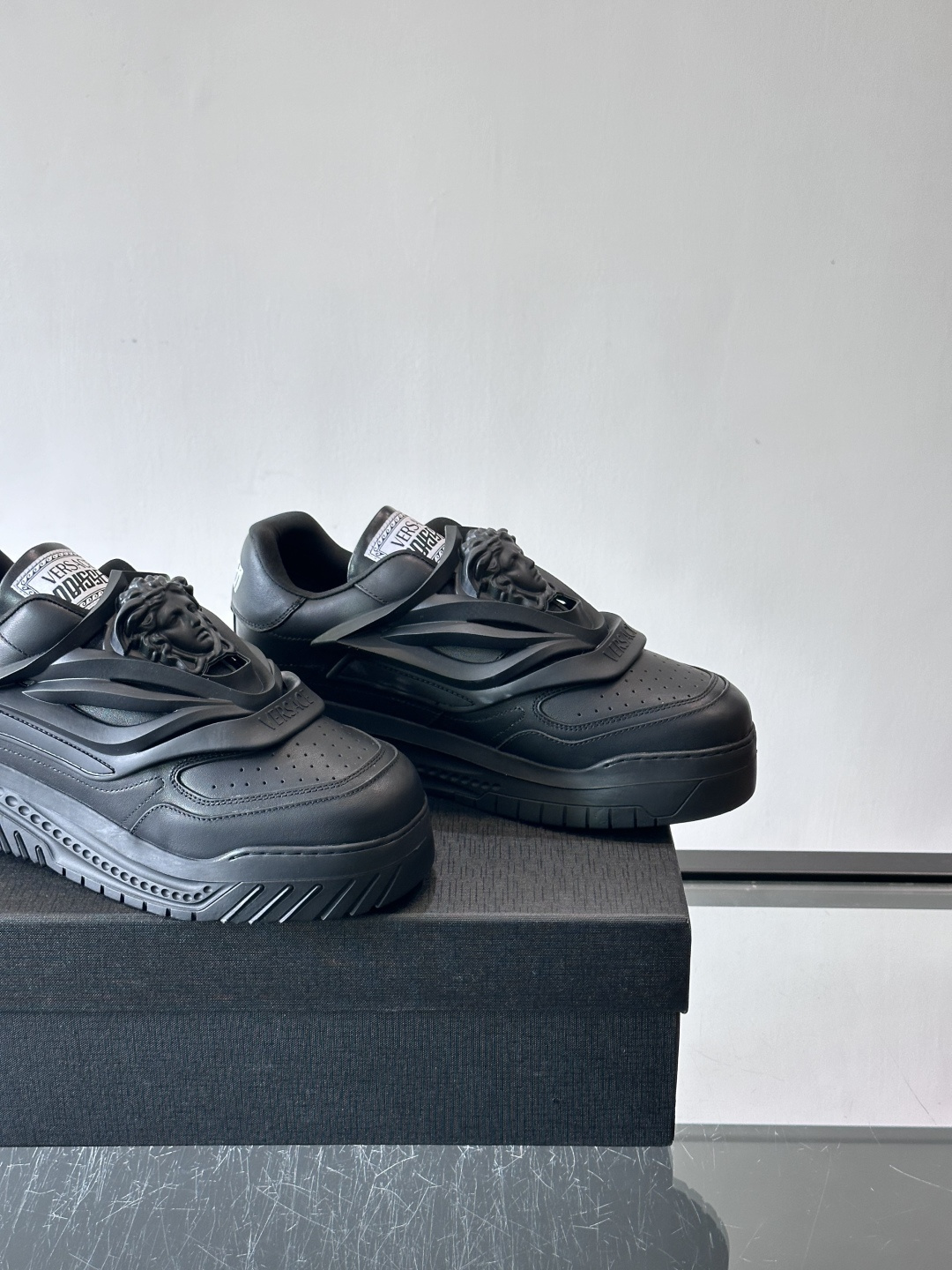 👟范思哲Odissea系列飞船鞋，牛皮➕3D美杜莎浮雕，辨识度超高！鞋面打孔设计，透气又时髦，厚底EVA