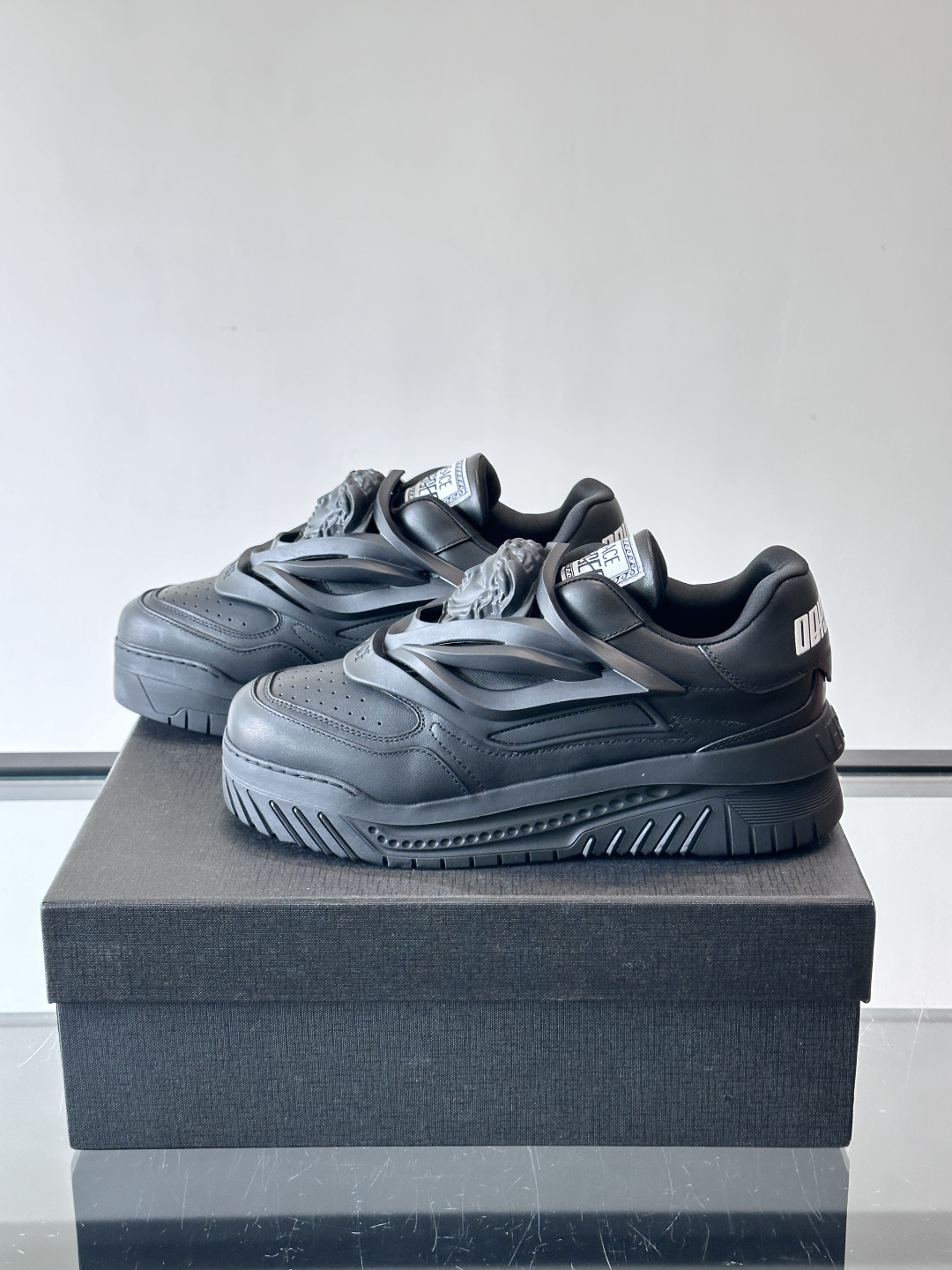 👟范思哲Odissea系列飞船鞋，牛皮➕3D美杜莎浮雕，辨识度超高！鞋面打孔设计，透气又时髦，厚底EVA