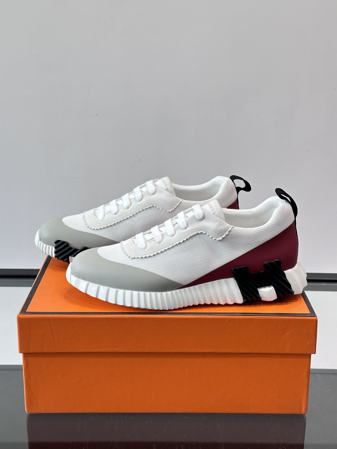 👟爱马仕Bouncing系列运动鞋，白色网面+麂皮拼接，酒红灰撞色超有型！鞋底是轻盈橡胶，黑色“H”字母